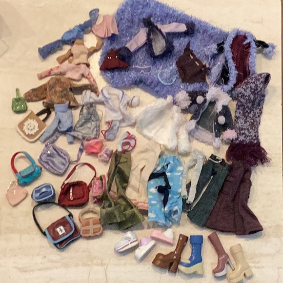 Bratz Dolls & Case & Clothes Lot Of 5 Doll Vintage Collectibles Collection Set - Picture 11 of 16